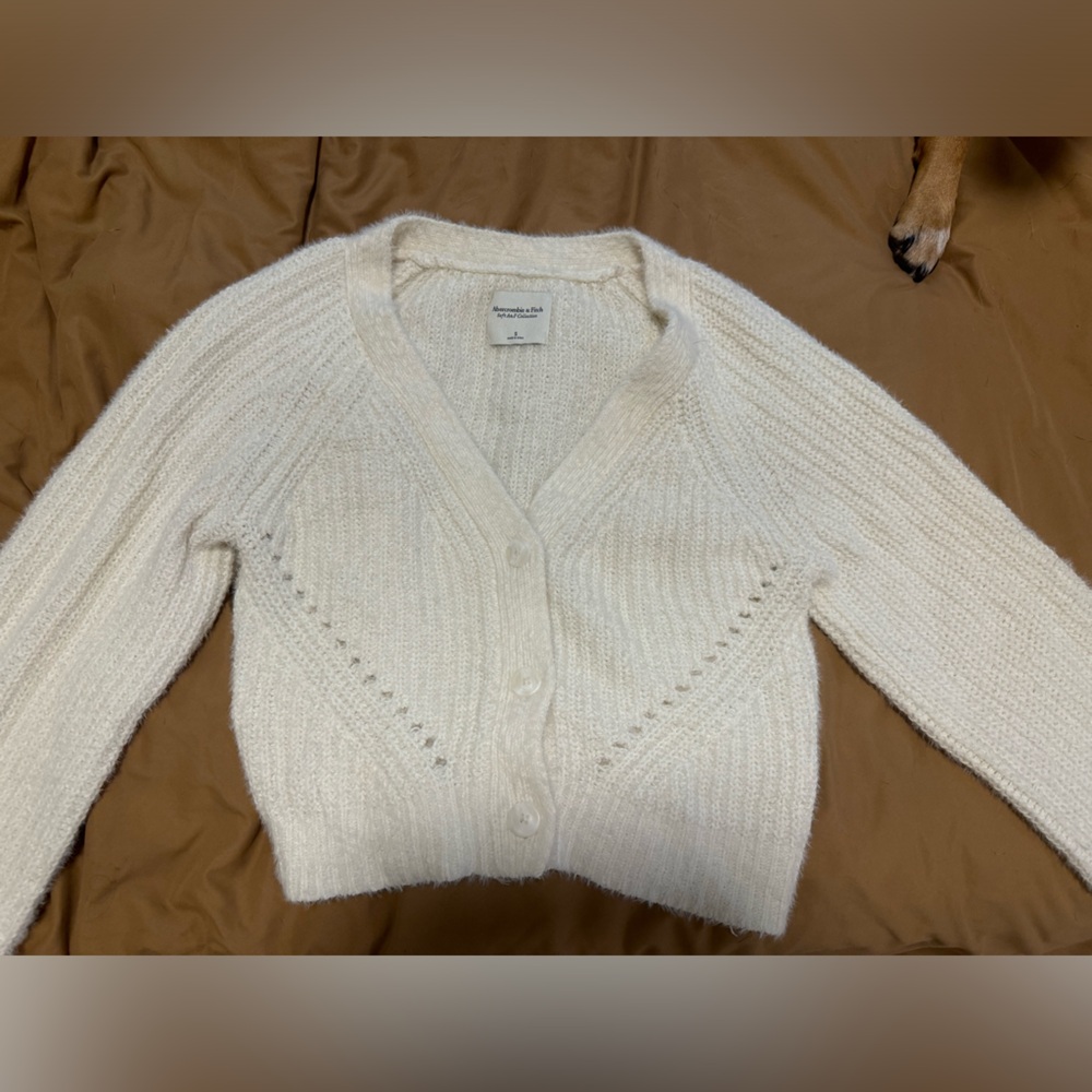 Abercrombie white cropped fuzzy cardigan